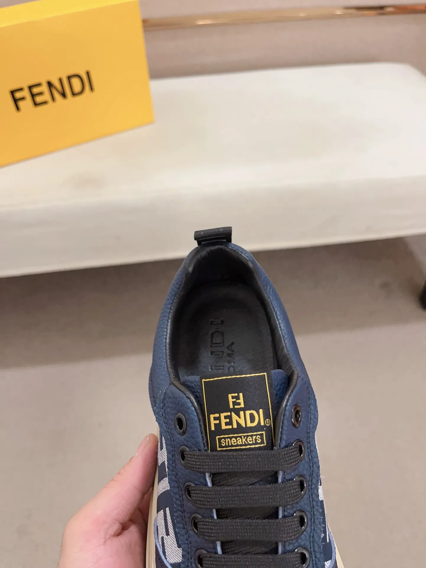 Men's shoes💰: 400💰[Fendi] Fendi's latest casual shoes for men! Available at counters simultaneously! A one-to-one replica of the original. All imported official website one-to-one cowhide fabric. The interior is made of top-grade sheepskin, and the original factory-supplied rubber outsole is used. Leading new fashion concepts. Matching code: 38-44. (can be customized for 45 non-refundable)
